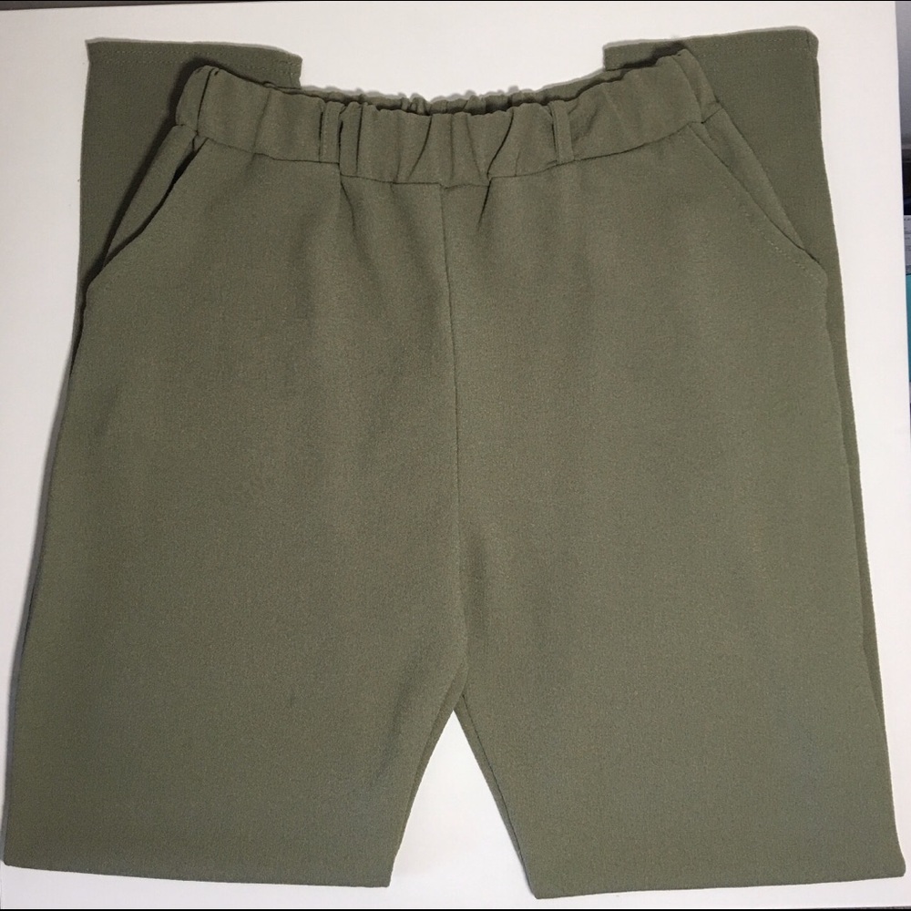 💚Boohoo Petite Olive Green Pants💚